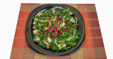 سلطة السبانخ والرمان