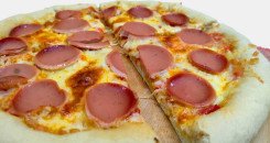 تقديم بيتزا بيبروني